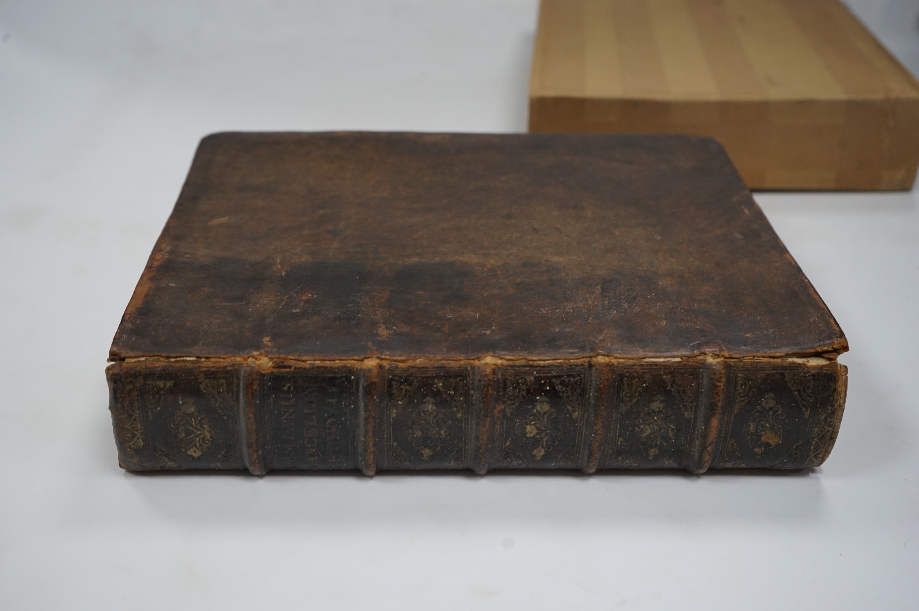 AMMIANUS MARCELLINUS. Rerum Gestarum qui de XXXI supersunt Libri XVIII. Ed. Jacob Gronovius. Leiden, Pieter Van der Aa, 1693. Large 4to. [23.5 x 19.5 cm], (34) ff. [including engraved frontispiece], 724 pp., (10) ff. ; e